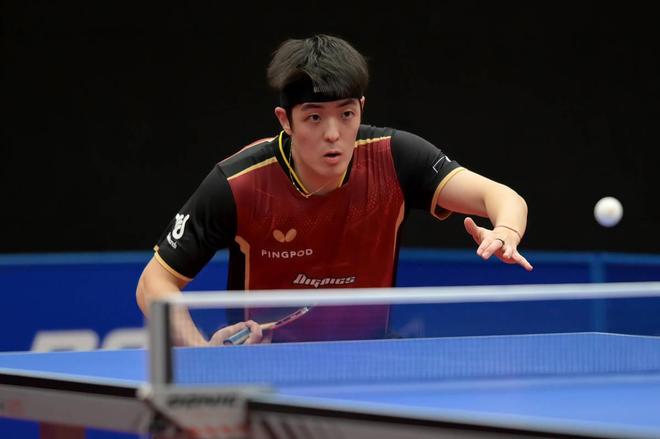 他能在右边 他能在右边